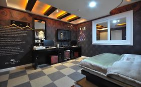 Elly Motel